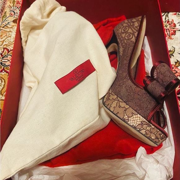 Valentino Couture Bow Lace Platform Pump Heels with Open Toe in Wine Colour - Picture 3 of 5